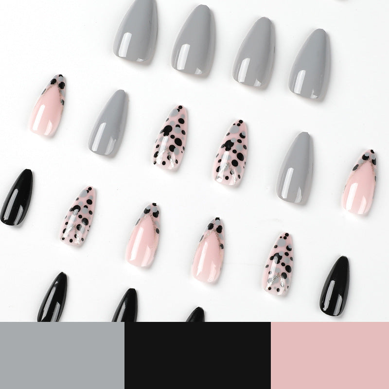Kunstvolle Stiletto-Nägel mit elegantem Akzent-Design Brehn