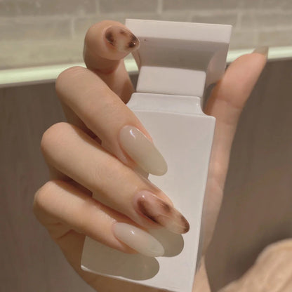 Kunstvolle Gel-Nägel mit elegantem Ombre-Effekt Brehn