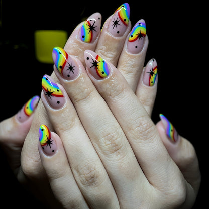 Bunte Regenbogen-Themen Nagelkunst Brehn