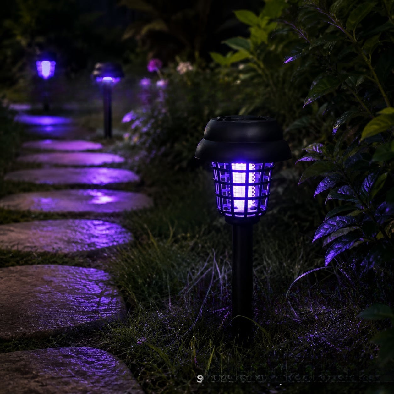 Solarbetriebener UV-Insektenvernichter Gartenstecker mit integriertem Solarpanel und Dämmerungs- bis Morgensensor Brehn