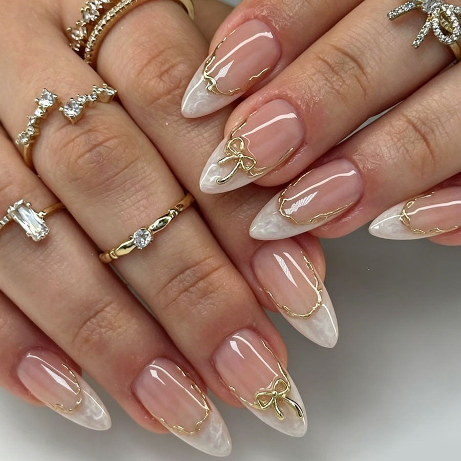 Stiletto Kunstnagelset mit eleganten goldenen Akzenten Brehn