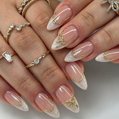 Stiletto Kunstnagelset mit eleganten goldenen Akzenten Brehn