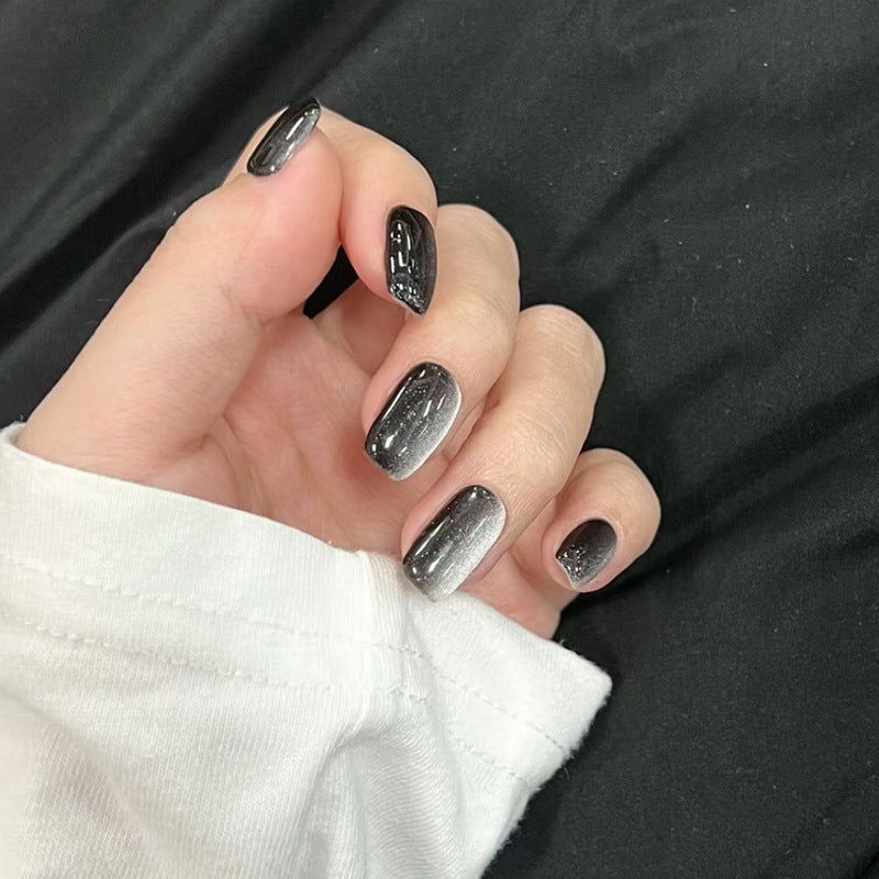 Kunstnagelset mit Glamourösem Ombre-Effekt und Glitzerverzierungen Brehn