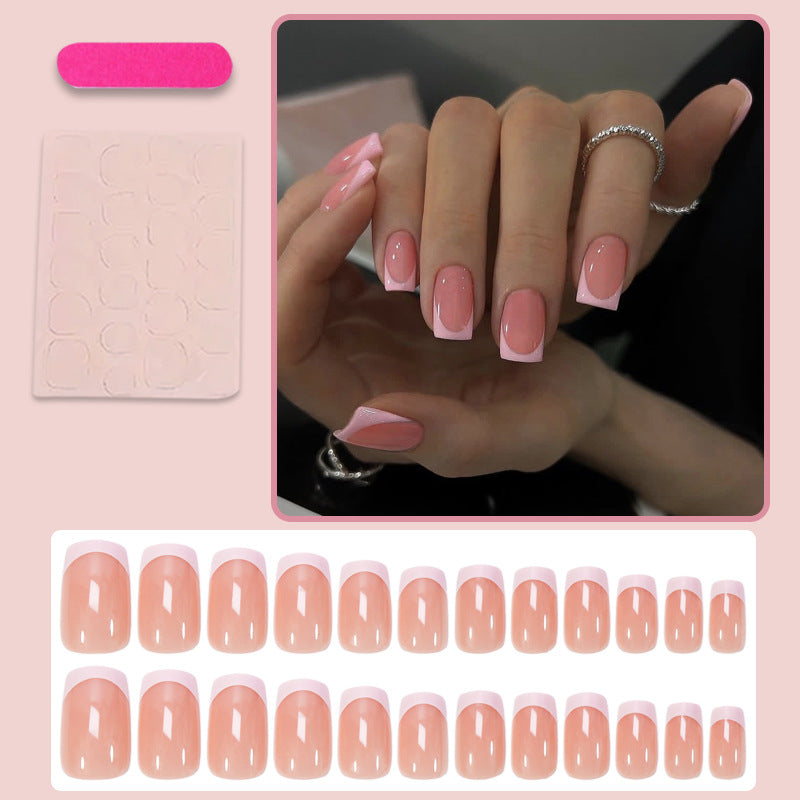 Kunstnagelset mit elegantem French-Tipp und funkelnden Akzenten Brehn