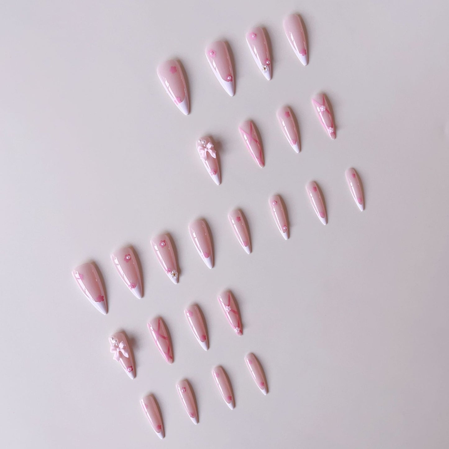 Kunstnagelset mit verspielten 3D-Details und eleganten Akzenten Brehn