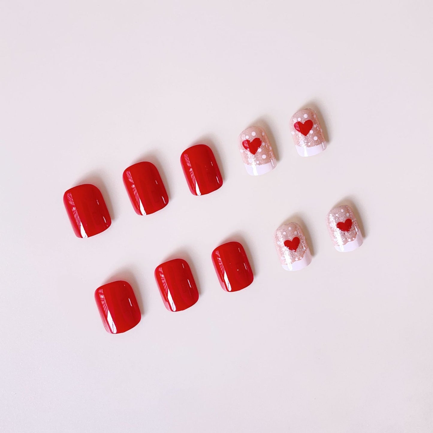 Kunstnagelset mit romantischen Herz- und Glitzer-Motiven Brehn