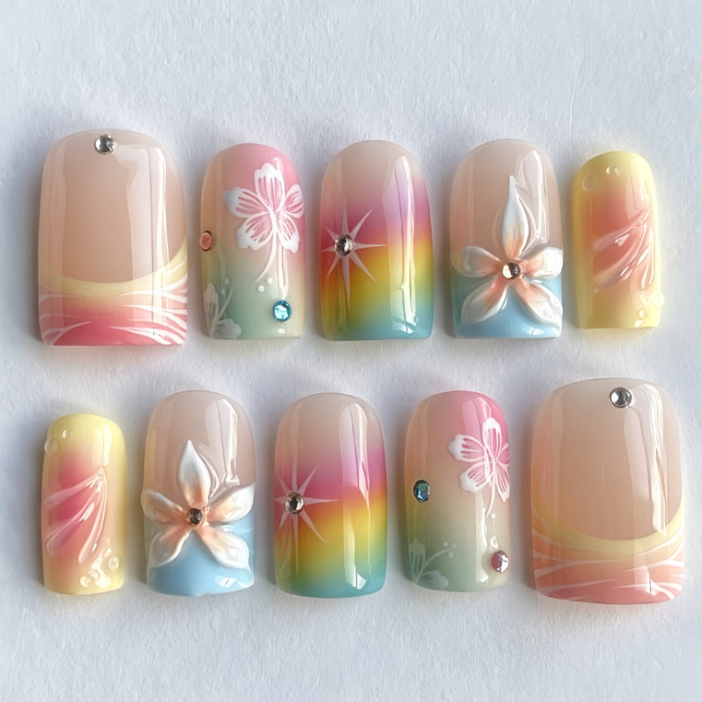 Kunstvolle Nagelspitzen mit Floralen Akzenten Brehn