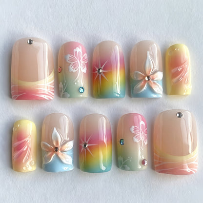 Kunstvolle Nagelspitzen mit Floralen Akzenten Brehn
