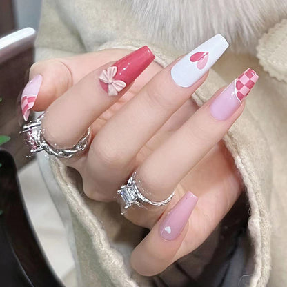 Kunstvolle Nagelverlängerungen mit verspielten Designs und romantischen Akzenten Brehn