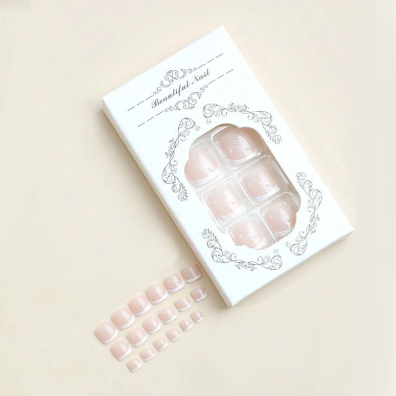 Kunstnagelset mit eleganter French Maniküre Brehn