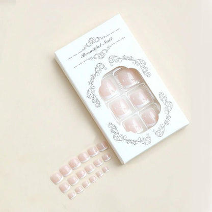 Kunstnagelset mit eleganter French Maniküre Brehn