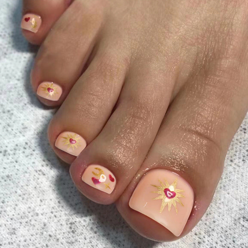 Kunstvolle Fußnagelkunst mit Herz- und Blumendesign Brehn