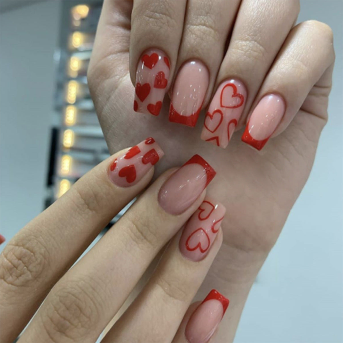 Kreatives Kunstnagelset mit Herzen und Spitzen Design Brehn