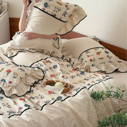Vintage Cottage Floral Gepatchtes Bettüberwurf Ensemble mit Rüschensaum & Bestickten Kissenbezügen