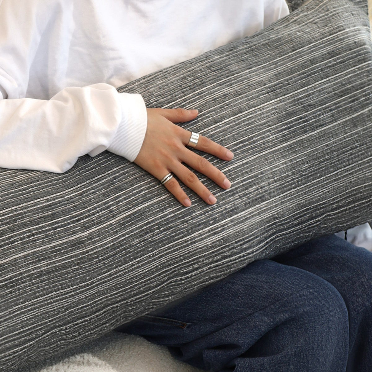 Rechteckiger Leinenoptik-Lumbar-Kissenbezug mit feiner Streifenstruktur und Quasten Brehn