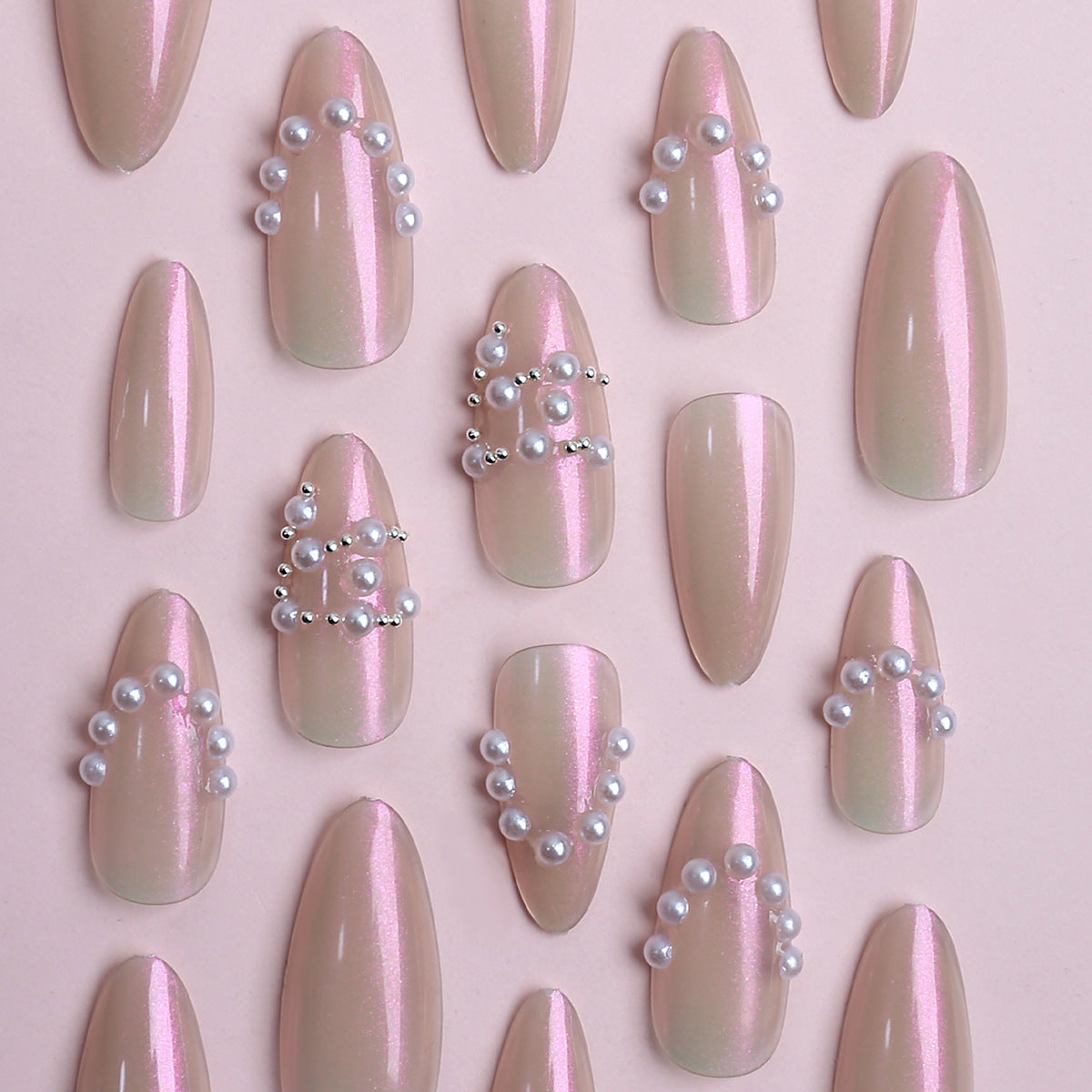 Elegante Gelnägel mit Perlenverzierung Brehn