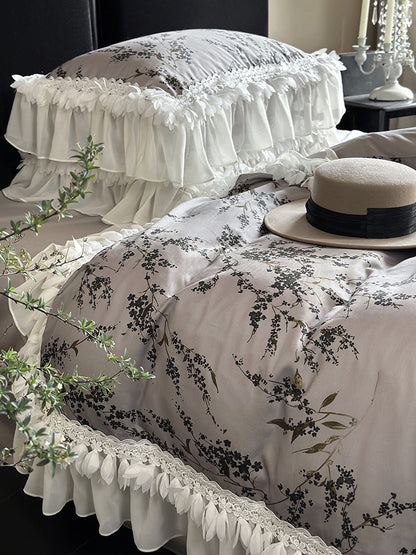 Satin-Bettgarnitur mit floraler Druckdecke, gestuftem Rüschenkissen & Spitzenbesatz