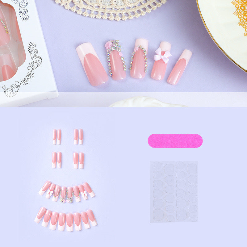 Kunstnagelset mit sorgfältigen Schleifen- und Glitzerverzierungen Brehn