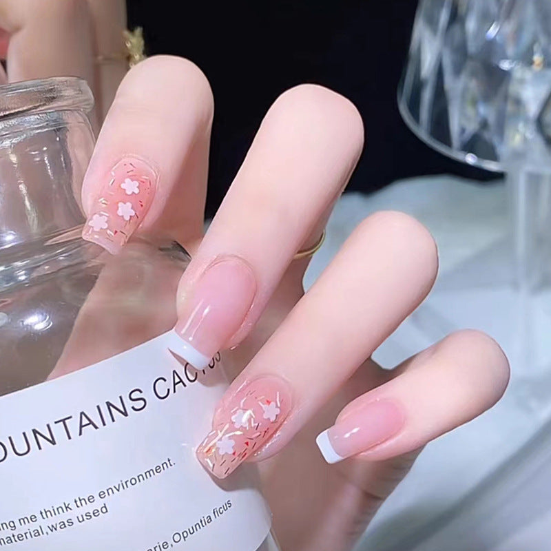 Kunstnagelset mit floralen Verzierungen und elegantem französischen Design Brehn