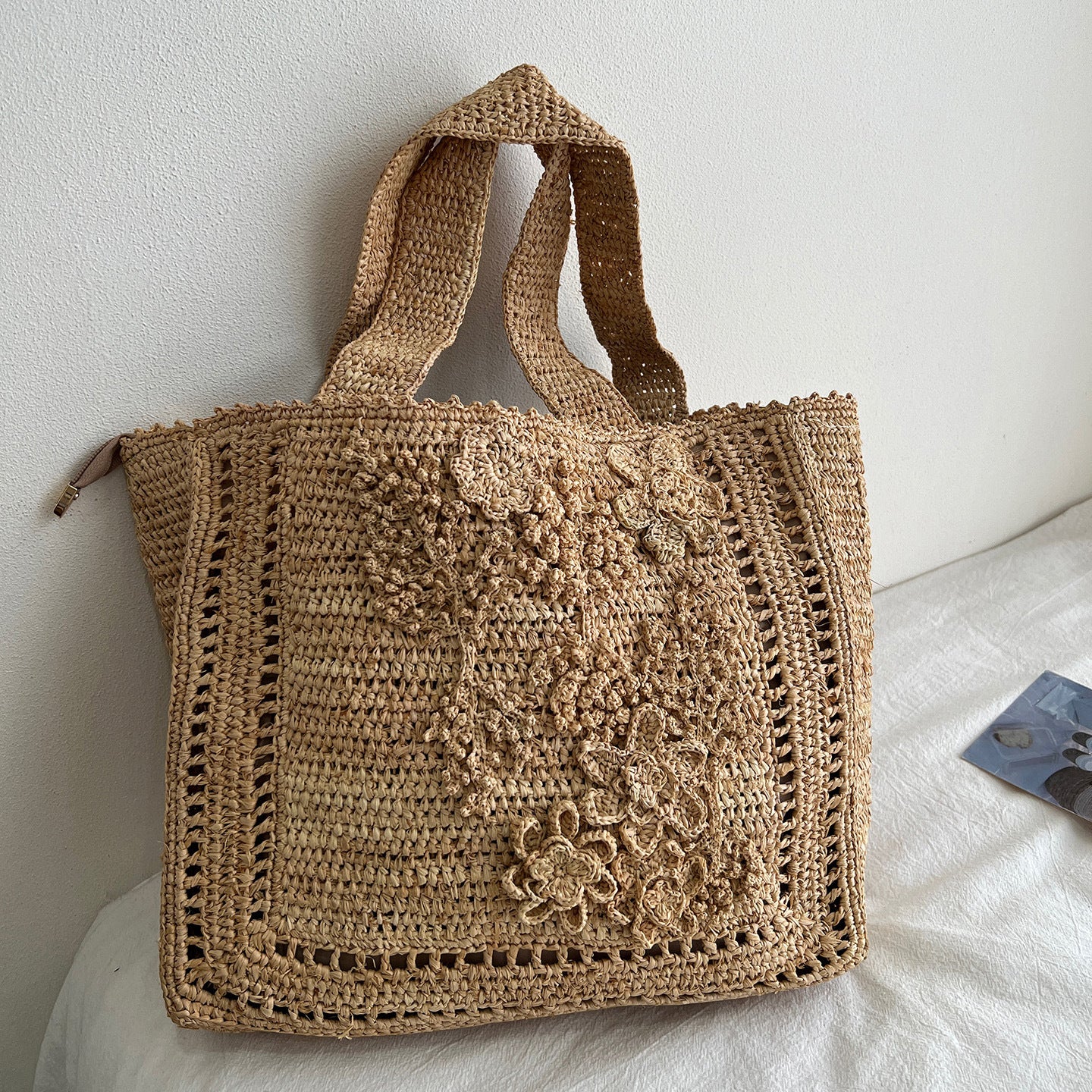 Handgefertigte Strohtasche mit Floralen Details Brehn