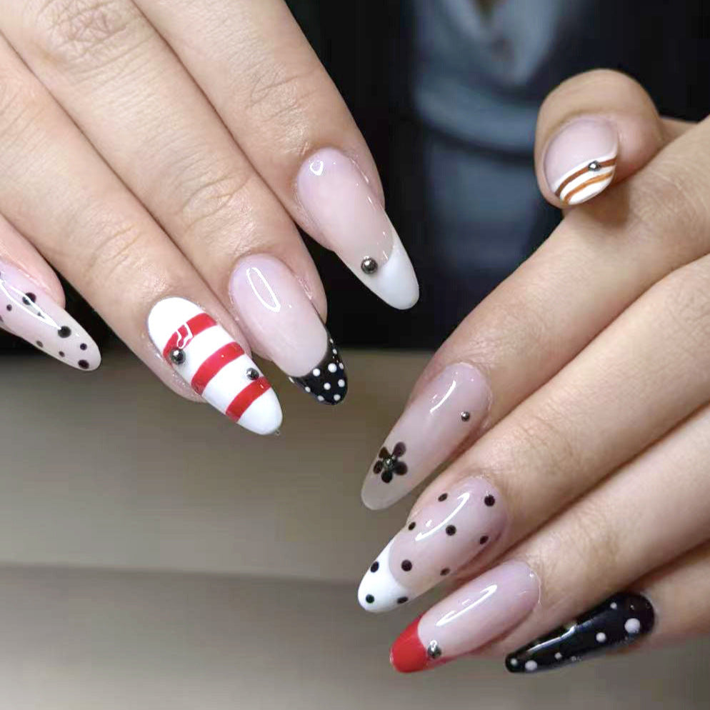 Künstlerisches Stiletto Press-On Nagelset mit einzigartigen Mustern Brehn