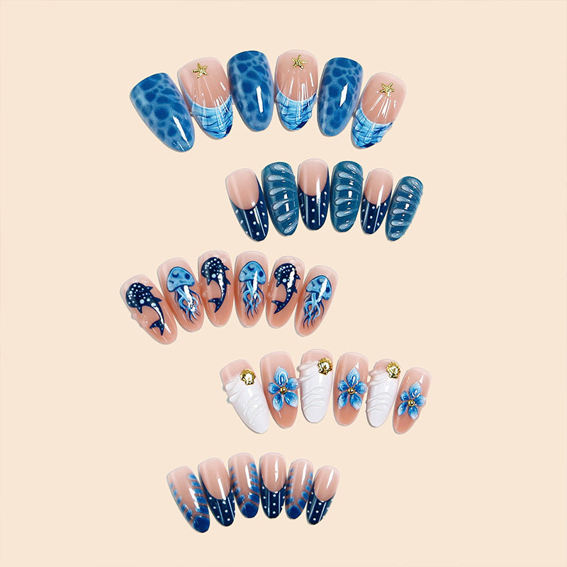Kunstvolle 3D Nagelspitzen mit maritimen Motiven Brehn