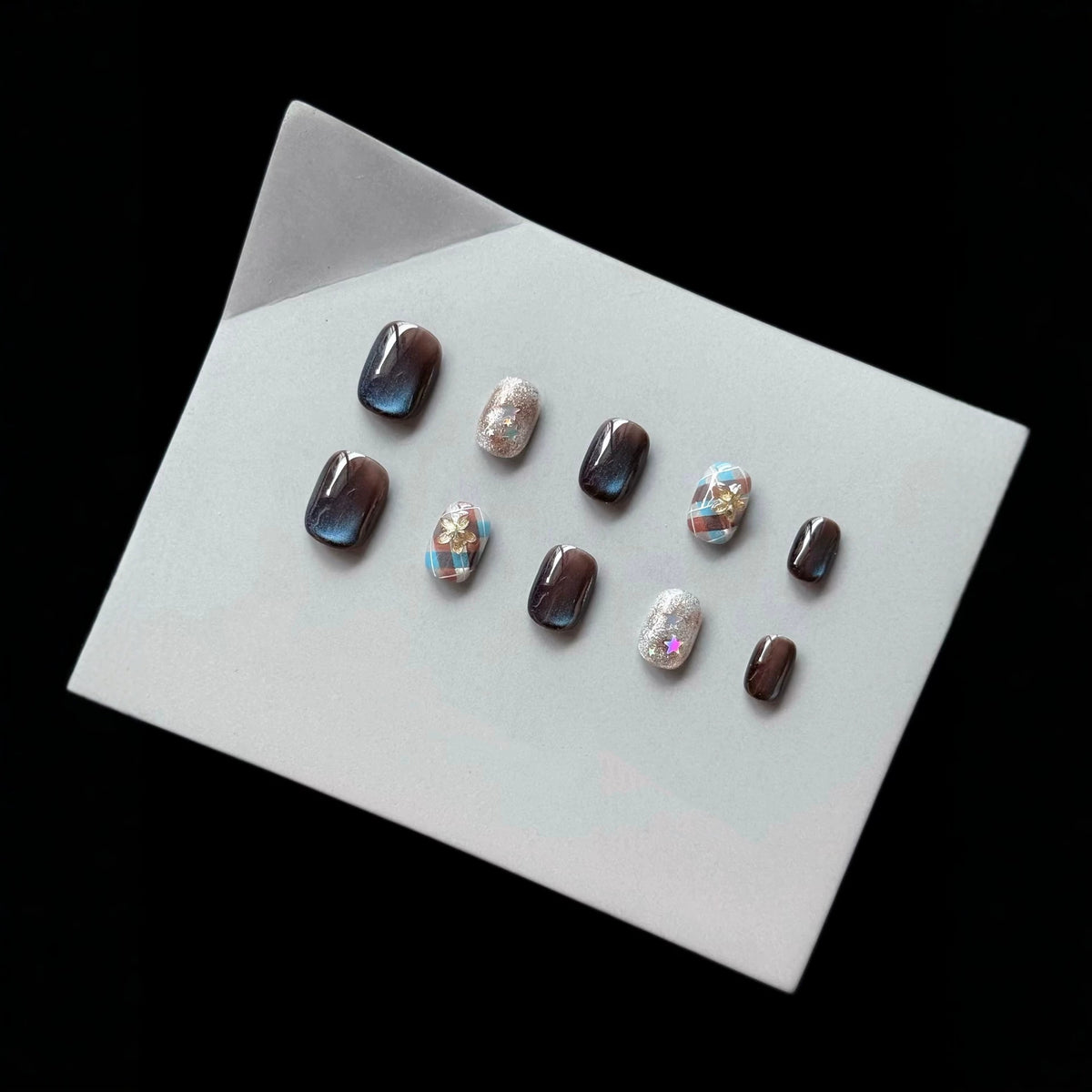 Dekoratives Press-On-Nagelset mit glamourösem Glitzer und floralen Designs