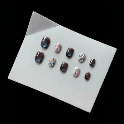 Dekoratives Press-On-Nagelset mit glamourösem Glitzer und floralen Designs