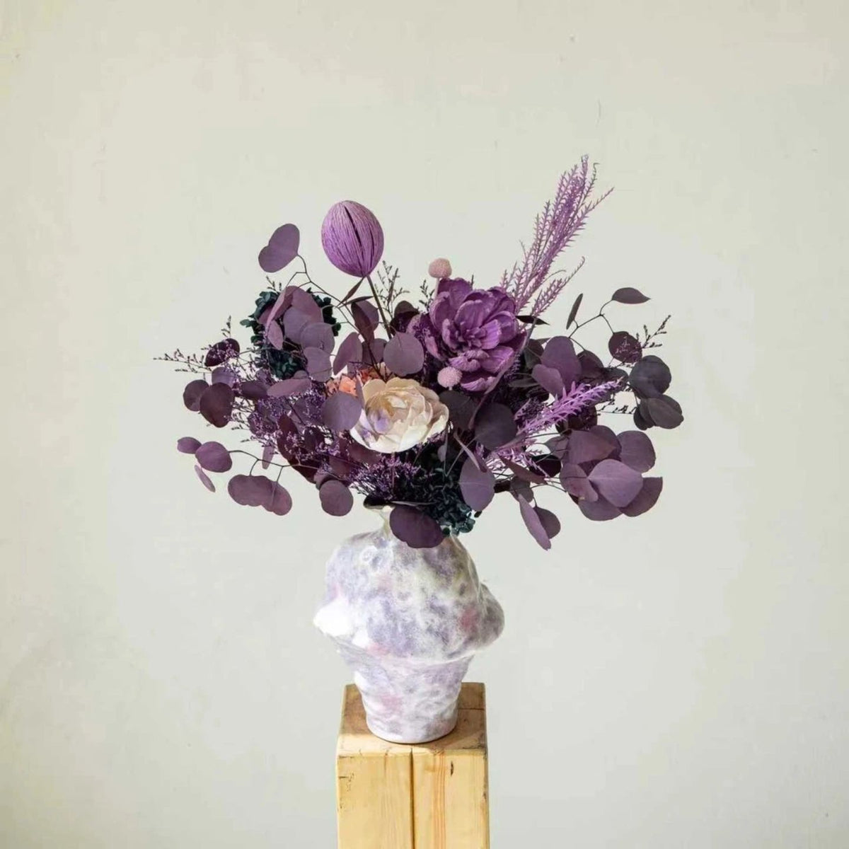 Trockenblumenstrauß mit Hydrangea- und Eukalyptus-Akzenten