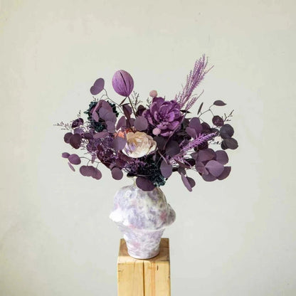 Trockenblumenstrauß mit Hydrangea- und Eukalyptus-Akzenten