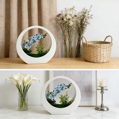 Dekorative Orchideenpflanze in modernem runden Vase