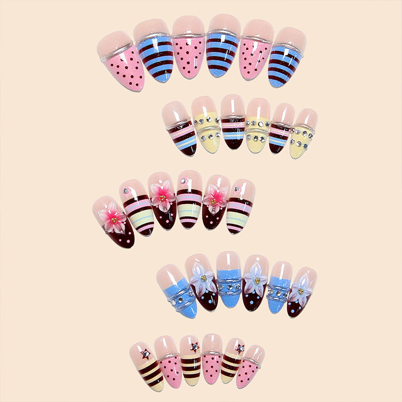 Kunstnagelset mit floralen und geometrischen Designs Brehn