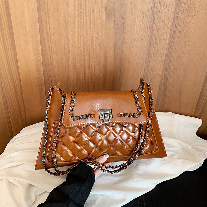 Gepolsterte Handtasche mit Kettenakzenten