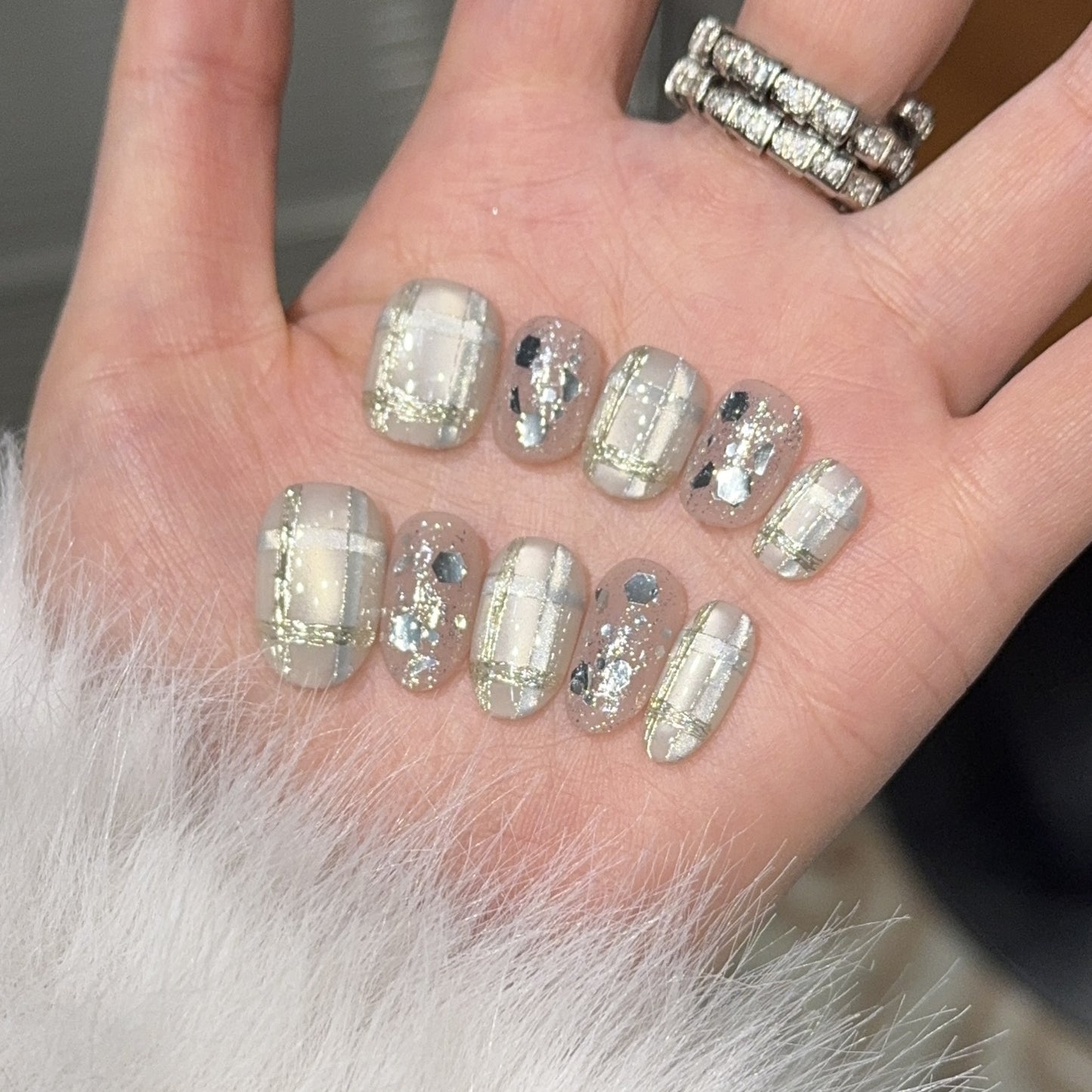 Glamouröse Kunstnagelspitzen mit Metallic-Detail Brehn