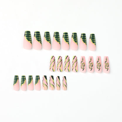 Kunstvolle Nagelverlängerungen mit Serpentinen-Design Brehn