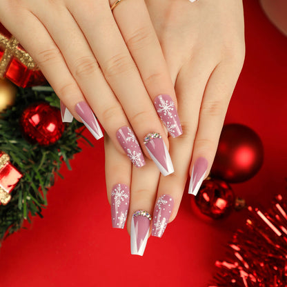 Kunstvolle Nagelverlängerungen mit Schneeflocken-Design und Glitzerakzenten Brehn