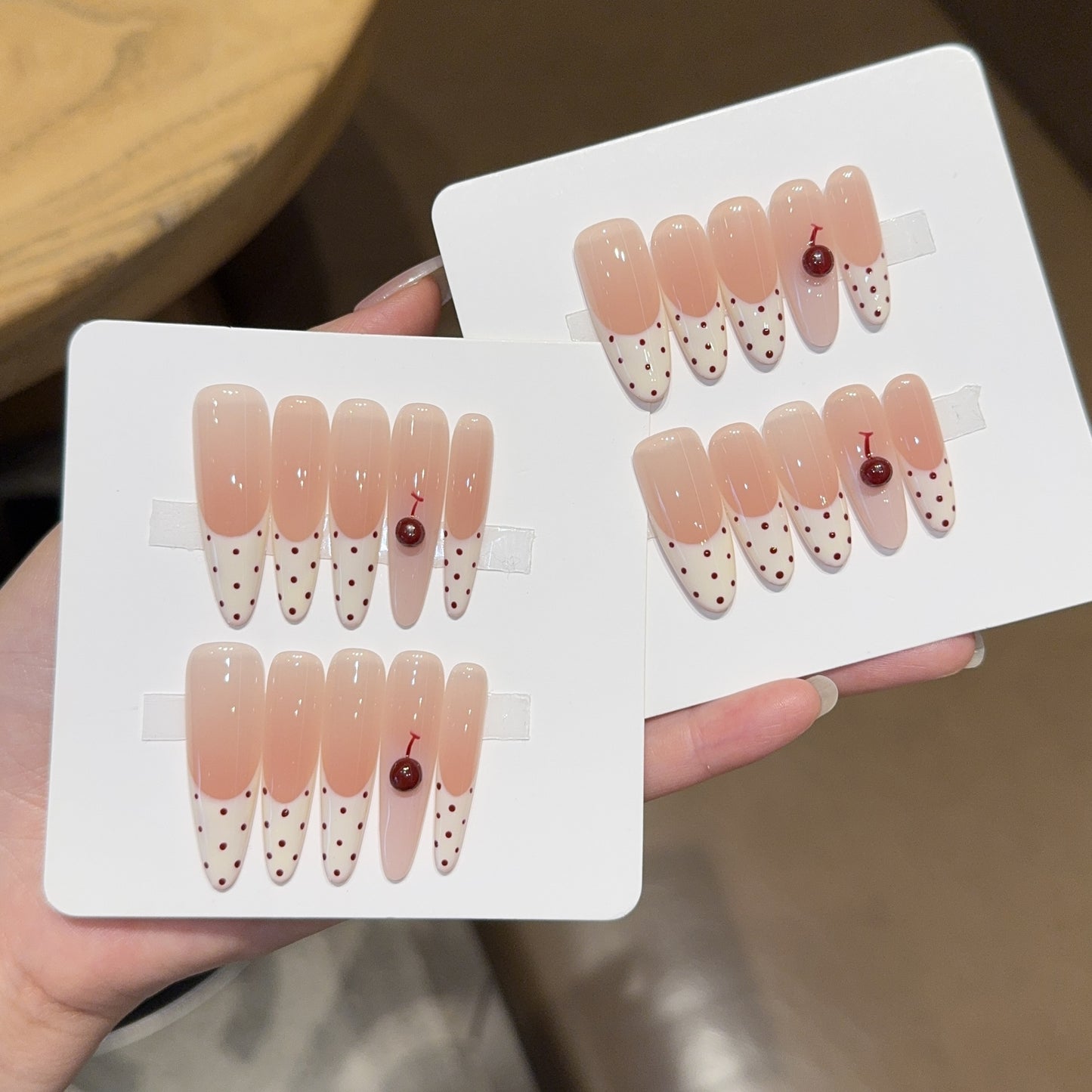 Kunstnägel mit Verspieltem Design und Kirschen Akzenten Brehn