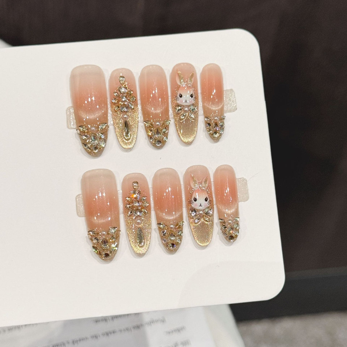Dekoratives Press-On Nagelkunstset mit Hasen- und Edelsteinakzenten