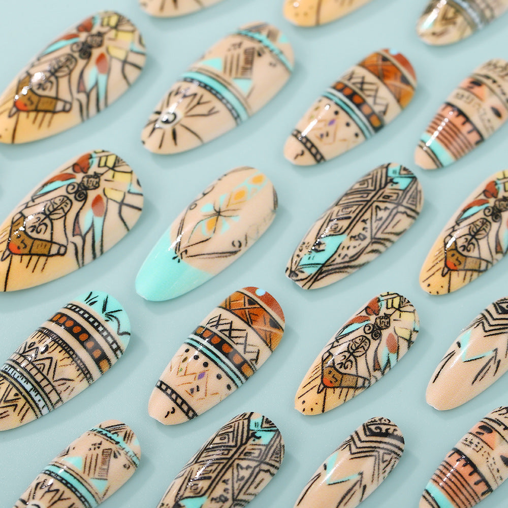 Kunstnägel mit exotischem Tribal-Design Brehn