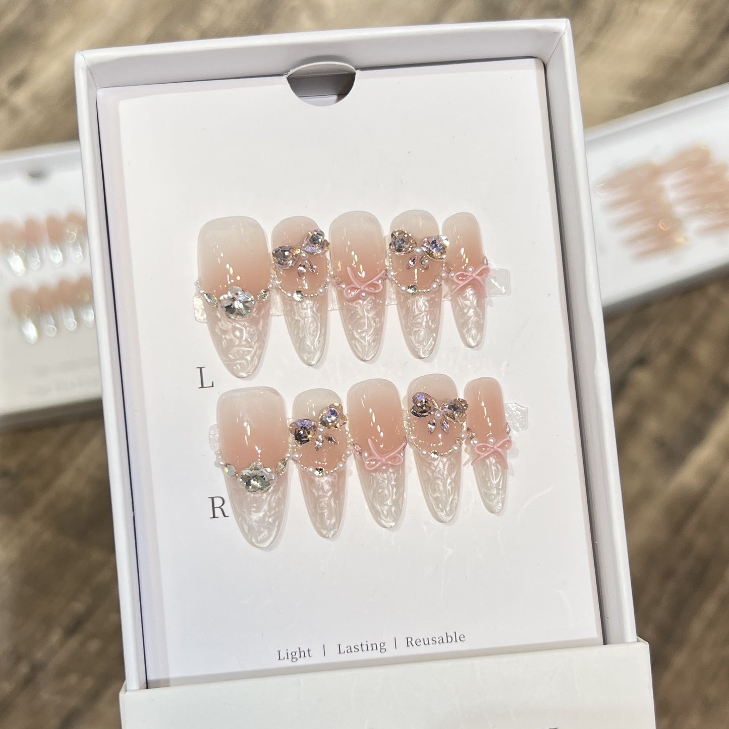 Dekoratives Stiletto Druck-Nagel-Set mit Schleifen- und Juwelenelementen Brehn