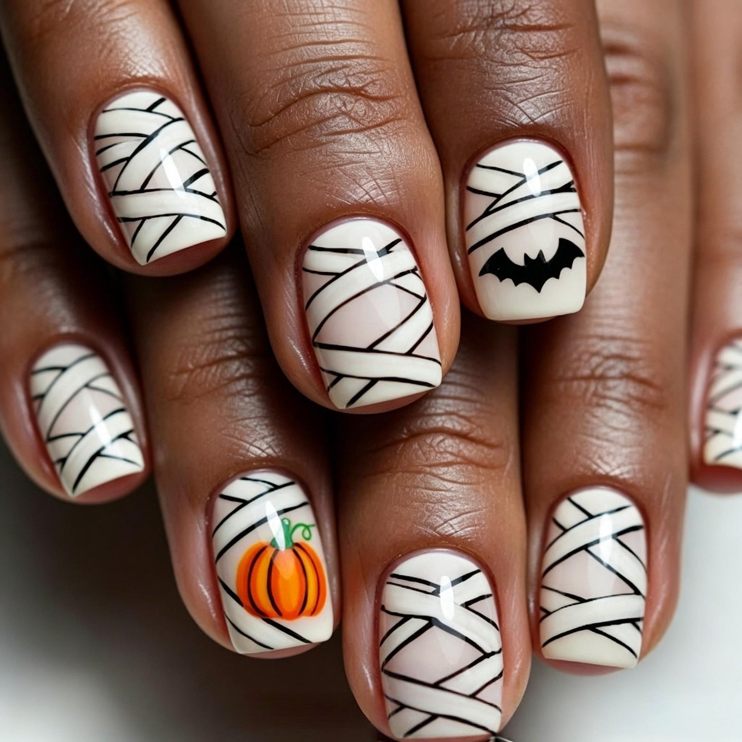 Kreative Halloween Nagelkunst mit Kürbis- und Fledermausdesign Brehn