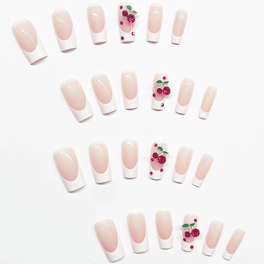 Kunstnagelset mit chicen Kirschmotiven und eleganter French-Spitze Brehn