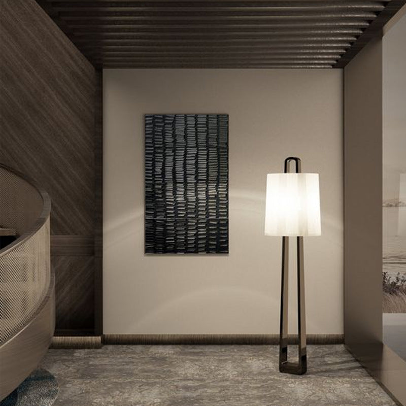 Moderne verstellbare Stehlampe mit einzigartigem geometrischem Sockel