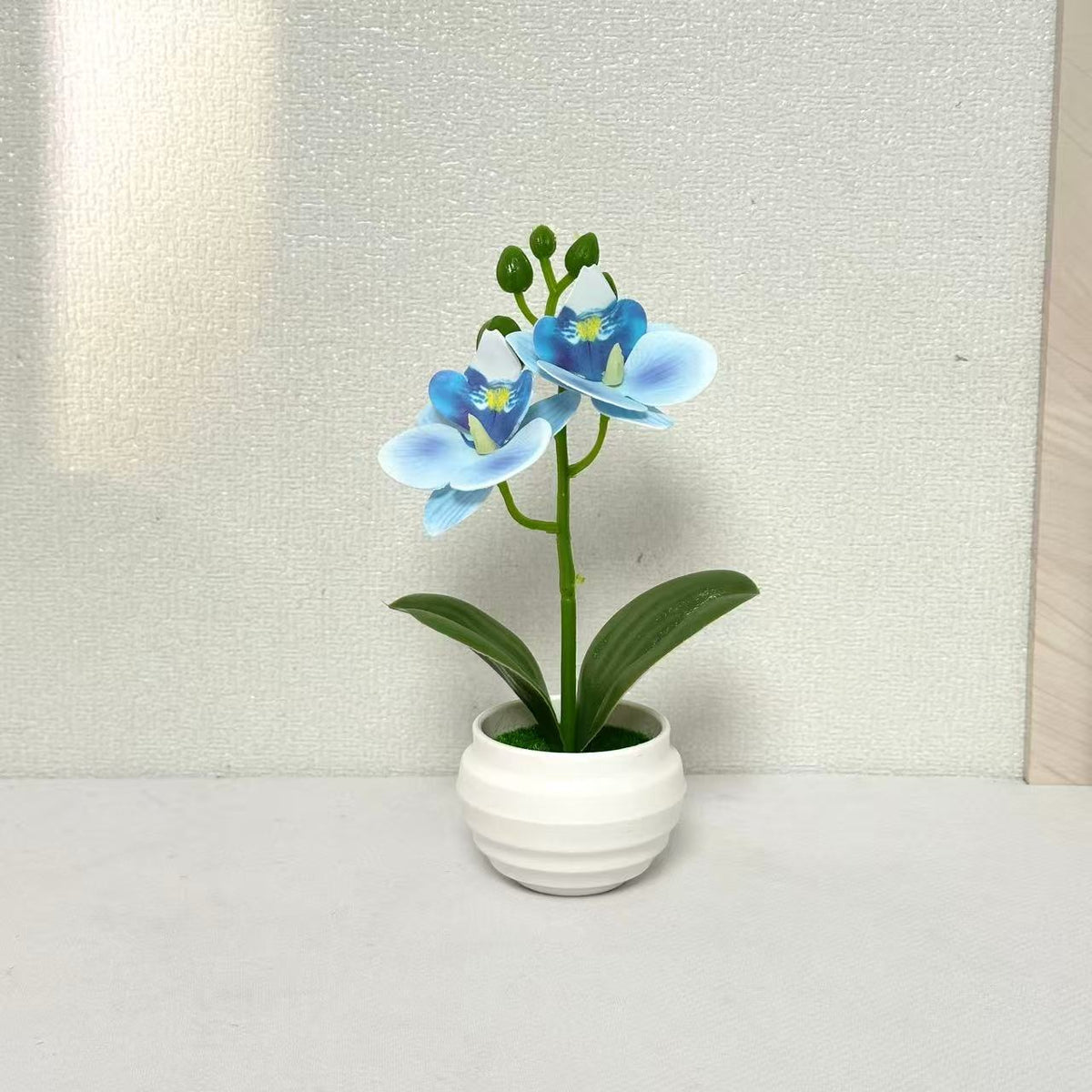 Lebensechte dekorative Orchideenpflanzenarrangement für die Wohnkultur