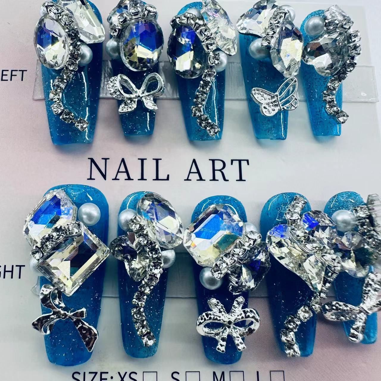 Glamouröse Nagelkunst mit Kristall- und Perlenakzenten Brehn