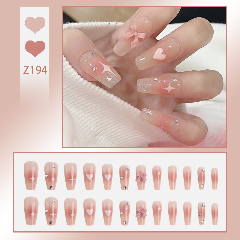 Kunstnagelset mit eleganten Glitzerverzierungen und schimmernden Akzenten Brehn
