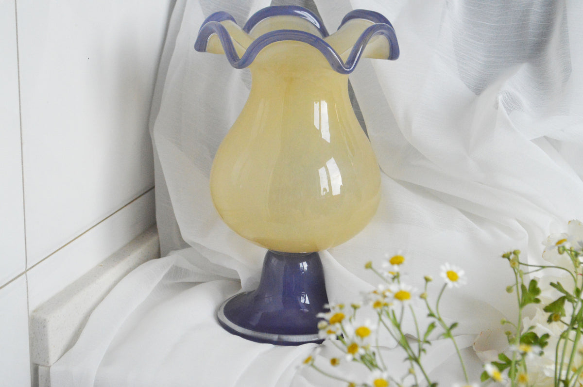 Mouthblown gerippte Podest Kunstglas Trompetenvase Brehn