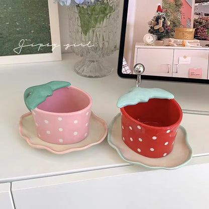 Verspielte Keramiktasse mit geformtem Blätterhenkel, Untertasse und Tulpenlöffel