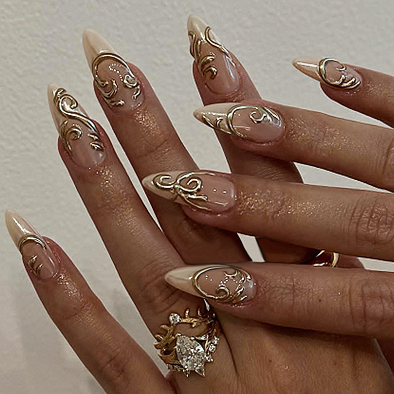 Kunstnagelset mit eleganten goldenen Verzierungen Brehn