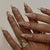 Kunstnagelset mit eleganten goldenen Verzierungen Brehn